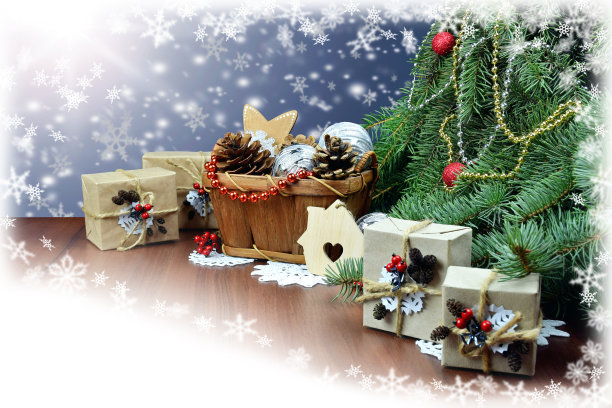 木制背景上的圣诞礼物和装饰。图片下载