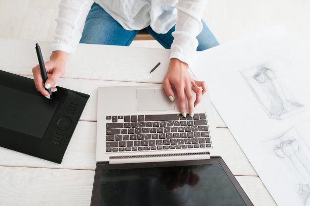 艺术家工作的笔记本电脑和图形平板电脑俯视图图片下载
