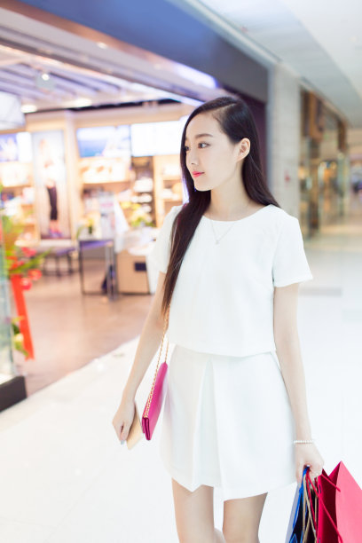 热情的购物的女孩图片下载