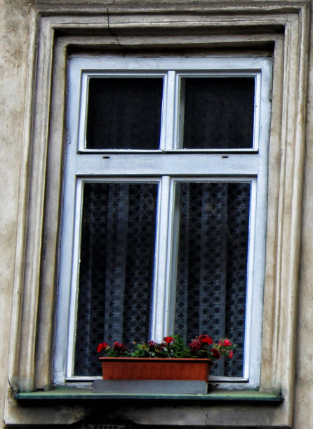 布拉格一幢房子的旧窗户图片下载