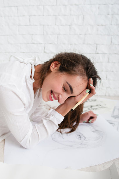 微笑的女人艺术家画肖像特写图片下载