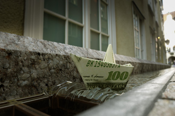 海难从美元纸上城镇街道的概念组成图片下载