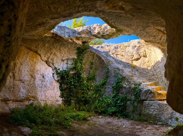 山上有一座古老的石屋。克里米亚,俄罗斯图片下载