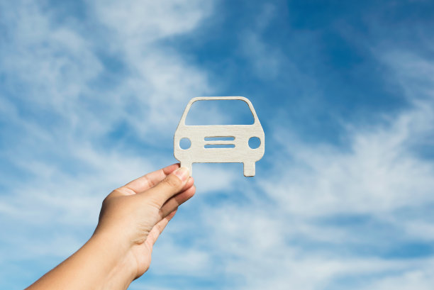 天空背景下漂亮的汽车图片下载