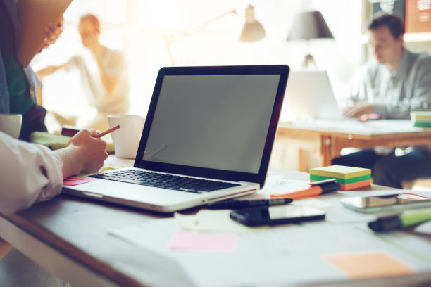 管理人员工作和讨论项目素材图片