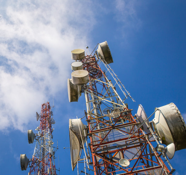 蓝天上的蜂窝通信塔图片下载