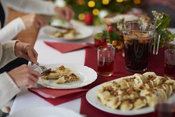 和家人一起吃饺子图片下载