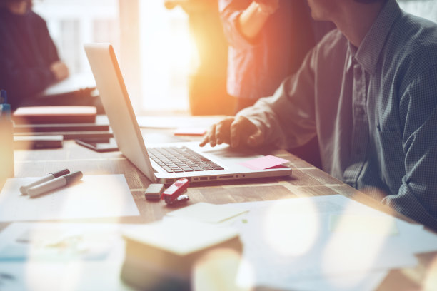 市场团队在办公室讨论新的工作计划素材图片