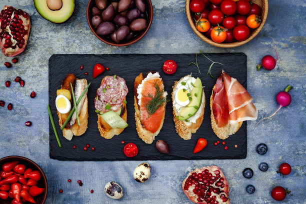 意式烤面包或正宗的传统西班牙小吃。迷你三明治食品套装素材图片