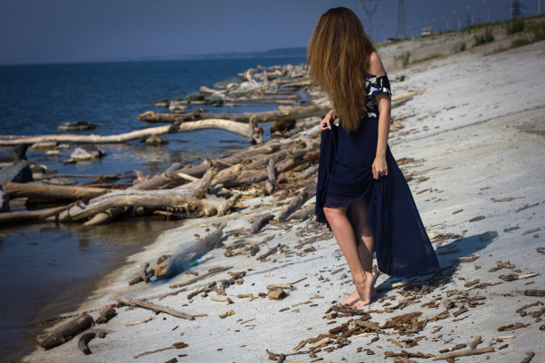 沙滩上的小女孩图片下载