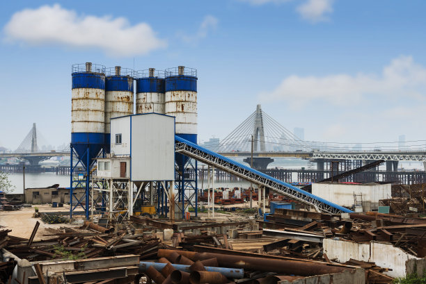 混凝土搅拌塔。现场施工设施的概念。图片下载