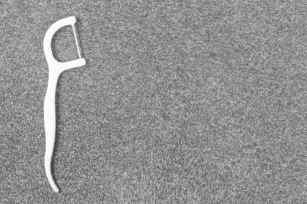 口腔器械:白色牙线在织物背景上图片下载