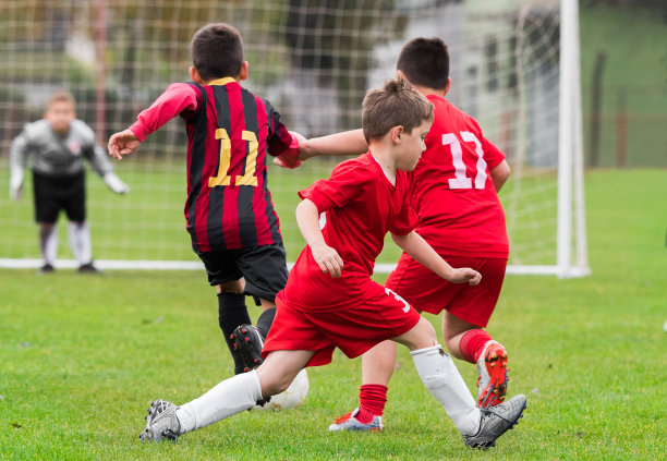 男孩们踢足球图片下载