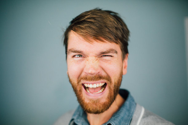 高加索人对着镜头尖叫图片下载