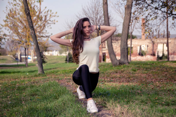 年轻女子在公园里锻炼，手牵着手。图片下载