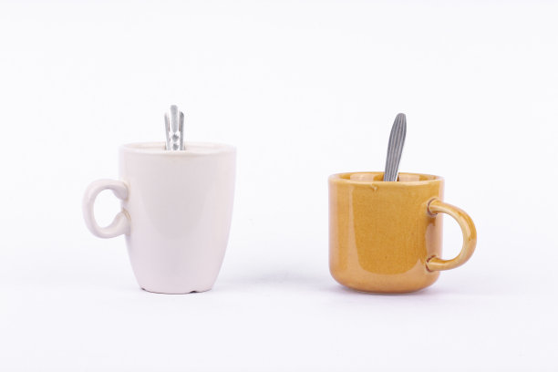 休息时间用咖啡杯、牛奶杯和勺子图片下载