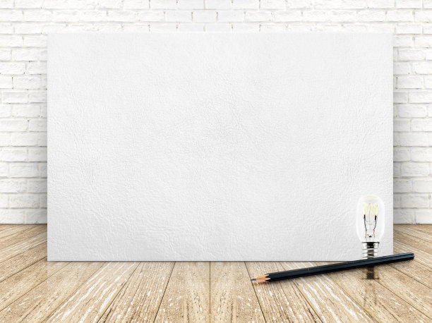 白色砖墙和木地板上的皮革框架图片下载