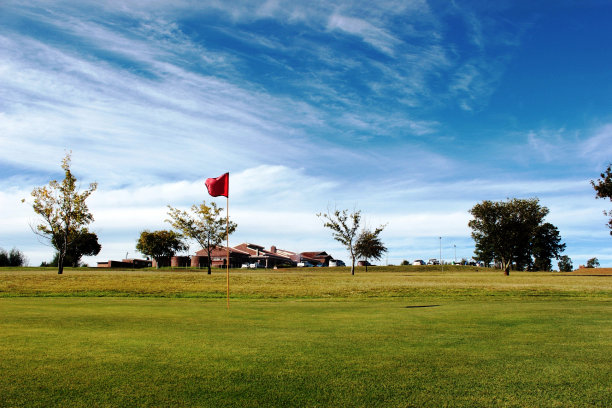 高尔夫球场上有红旗图片下载