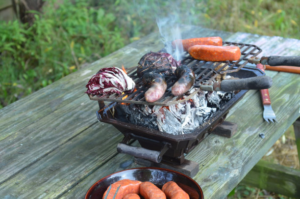 烧烤在野餐桌上做午餐图片下载