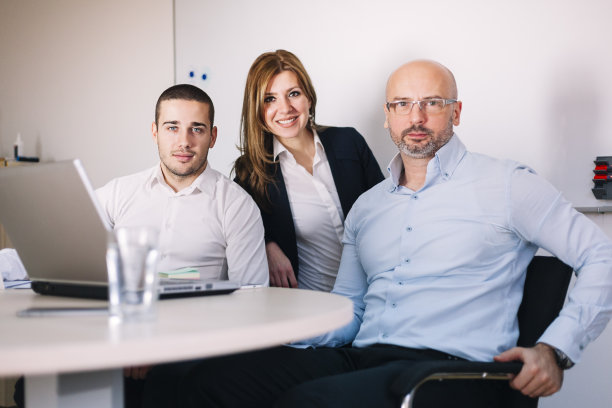 商务人士在现代办公室里举行非正式会议图片下载