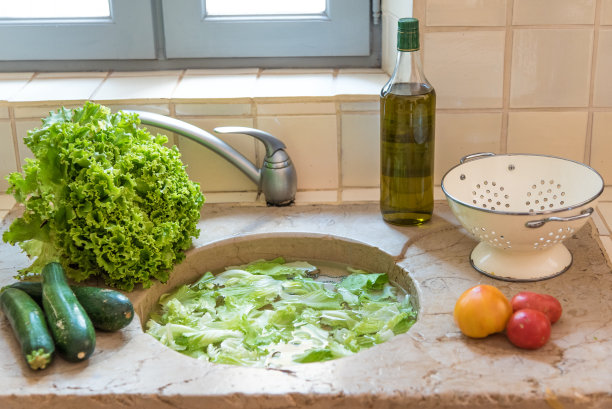 清洗新鲜的蔬菜图片下载