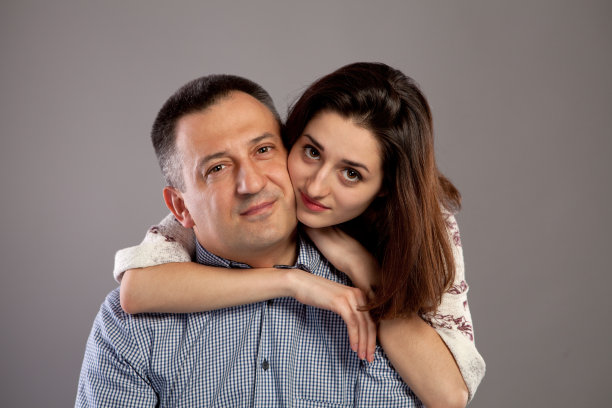 父亲和女儿的工作室肖像图片下载