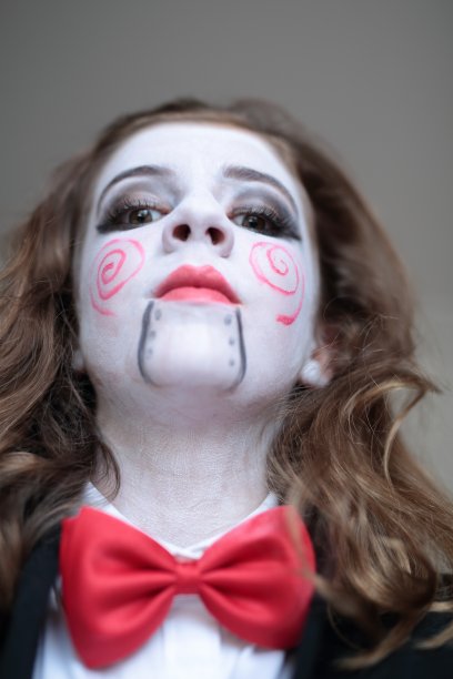 万圣节派对上的年轻人图片下载