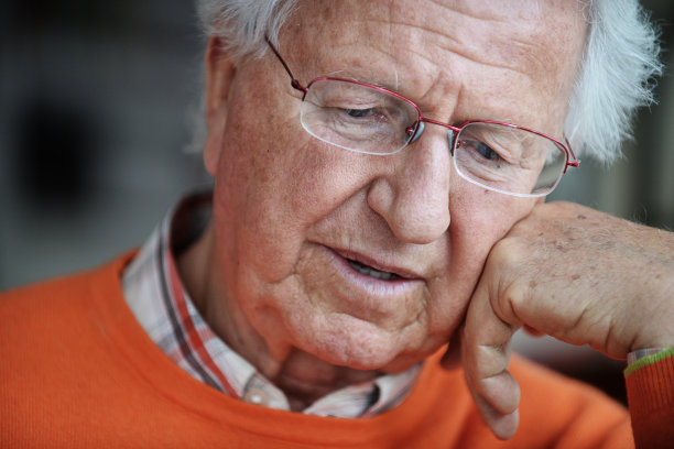 一个沉思的成熟男人的特写图片下载