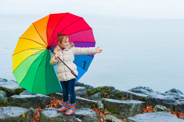 一个可爱的小女孩的户外肖像图片下载