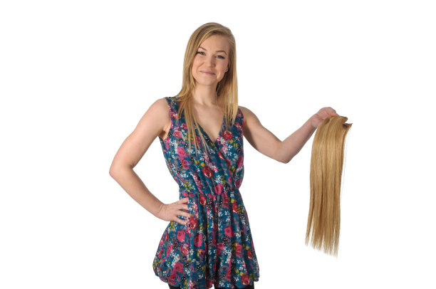 挽着头发的女孩图片下载