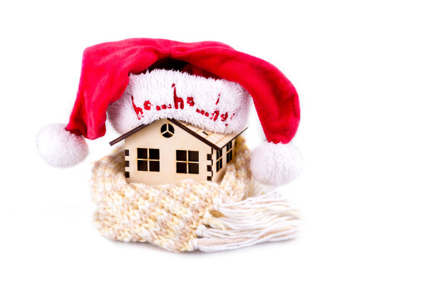 房子里裹着木围巾，戴着圣诞老人的帽子图片下载