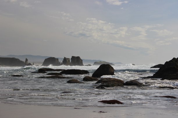 海洋中的岩层图片下载