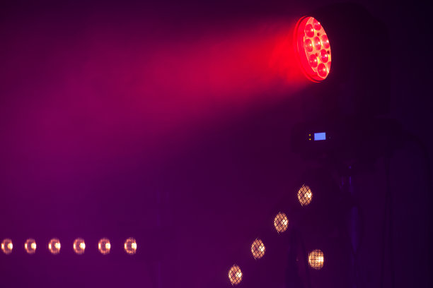 红色LED聚光灯，舞台照明图片下载
