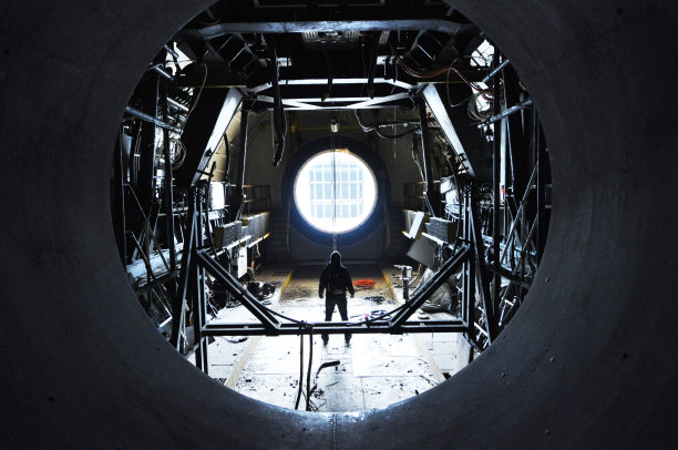 隧道尽头的光图片下载