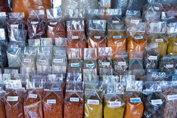 市场上出售的各种香料图片下载