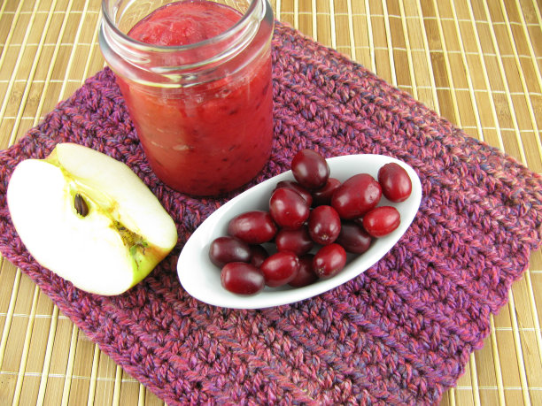 康乃利樱桃和苹果酱装在罐子里图片下载