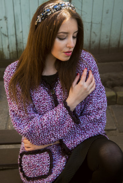 春天里穿着针织夹克的女人散步图片下载