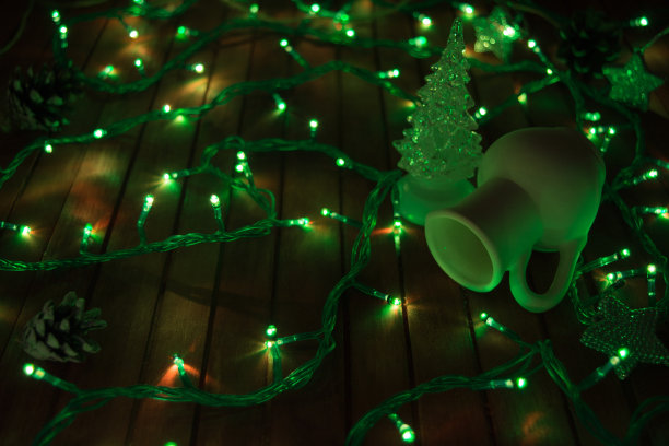 瓮和冷杉树与木花环的背景图片下载