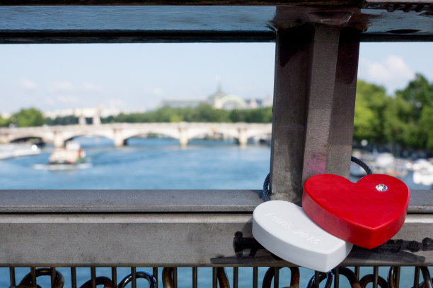 巴黎的爱情锁图片下载