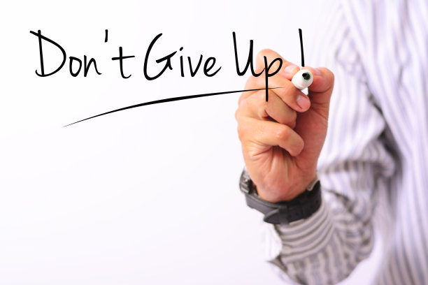 一个手持记号笔和书写的概念形象图片下载