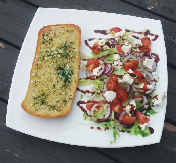 羊乳酪沙拉配蒜蓉面包图片下载