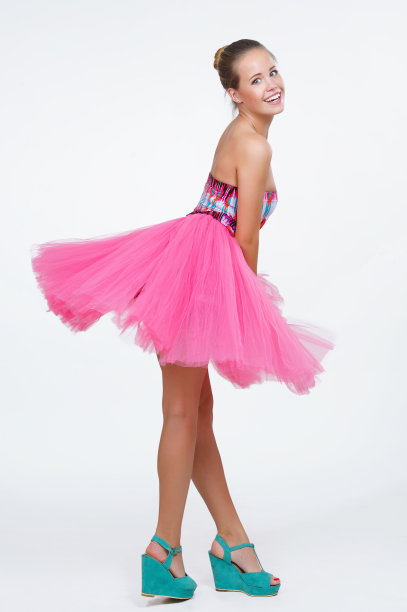 美丽的年轻女子跳舞图片下载