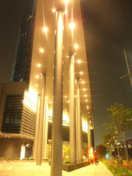 在夜间建造。图片下载