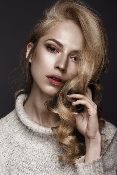 美丽的女人有着健康的皮肤和卷发，在摆姿势图片下载