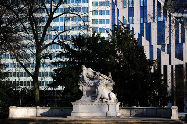 德国杜塞尔多夫公园的纪念碑图片下载