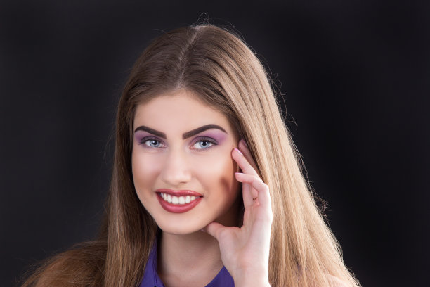 这个漂亮的年轻女人的特写图片下载