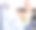 家庭主妇从洗衣机里拿衣服的照片图片下载