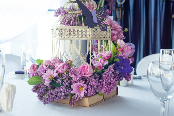 餐厅餐桌上摆放着节日的鲜花。婚礼装饰。图片下载