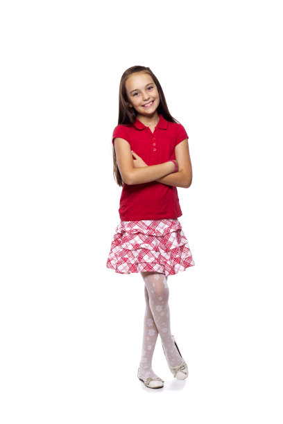 一个小女孩双手合十站立的肖像图片下载