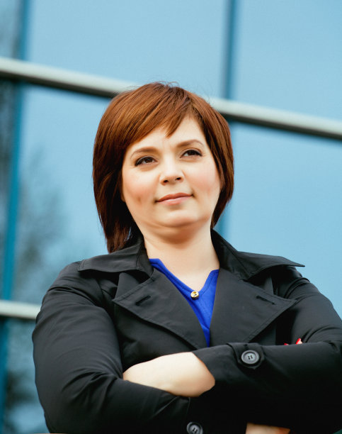 美丽的黑发成熟的女人在外面，商务人士在工作图片下载